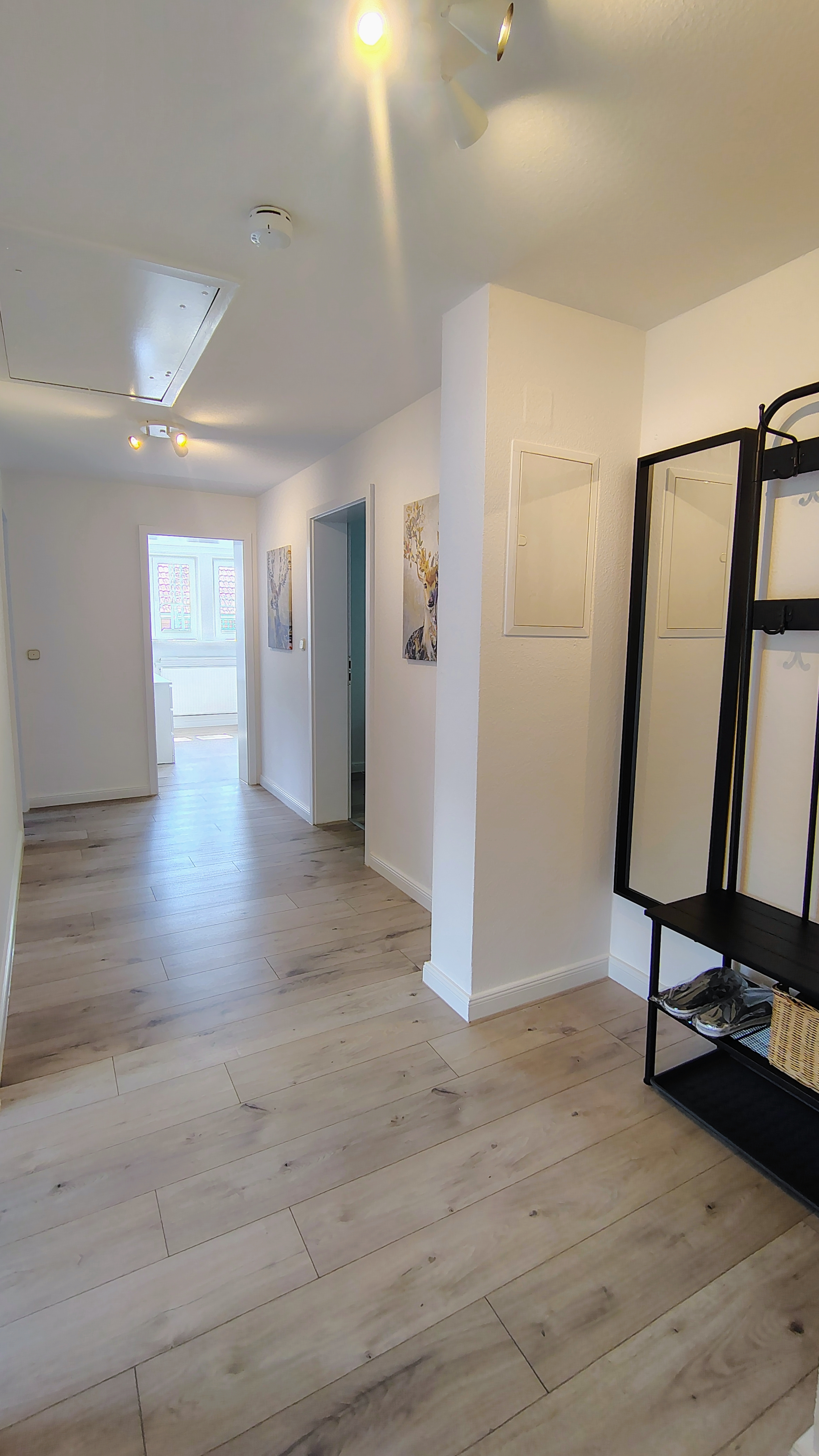 Entrance area & wardrobe